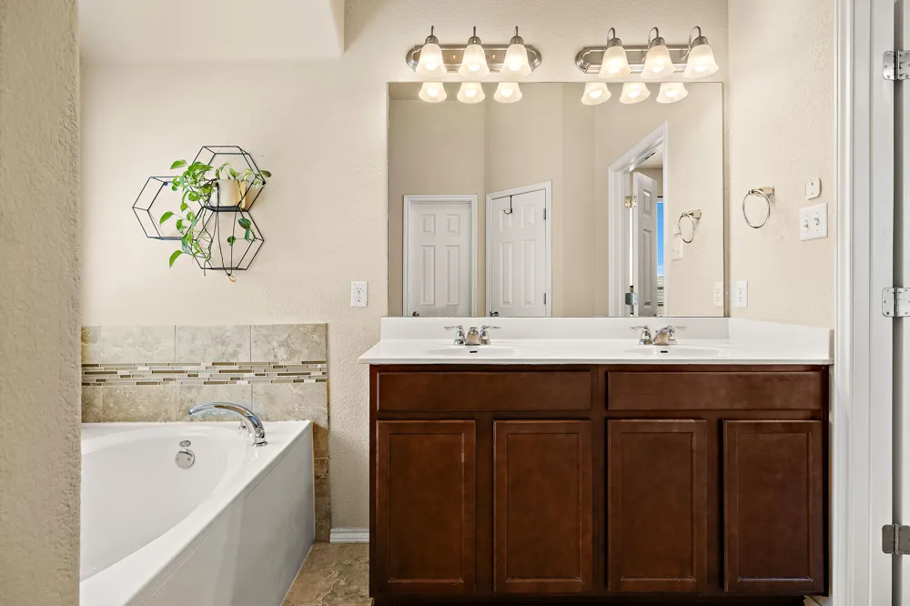 644 Peregrine Way Leander, TX 78641
