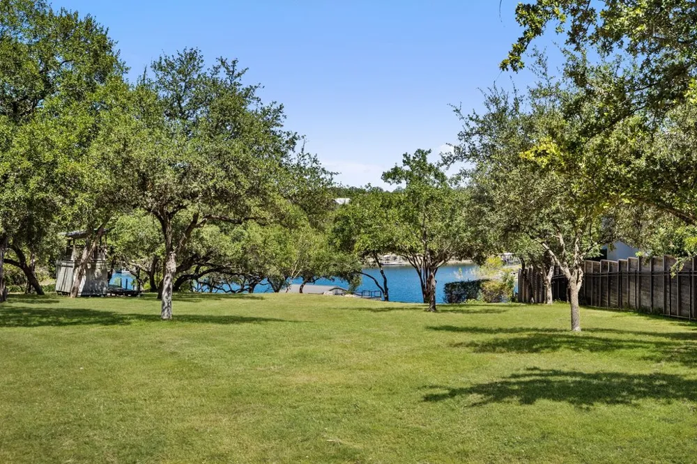 909 Brooks Hollow Road Lakeway, TX 78734