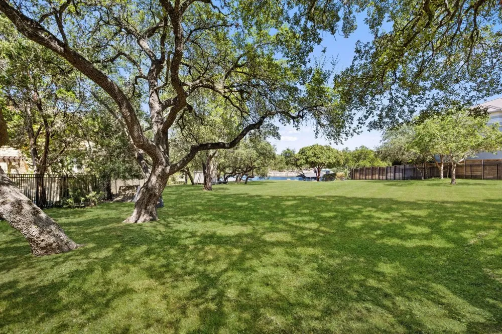 909 Brooks Hollow Road Lakeway, TX 78734