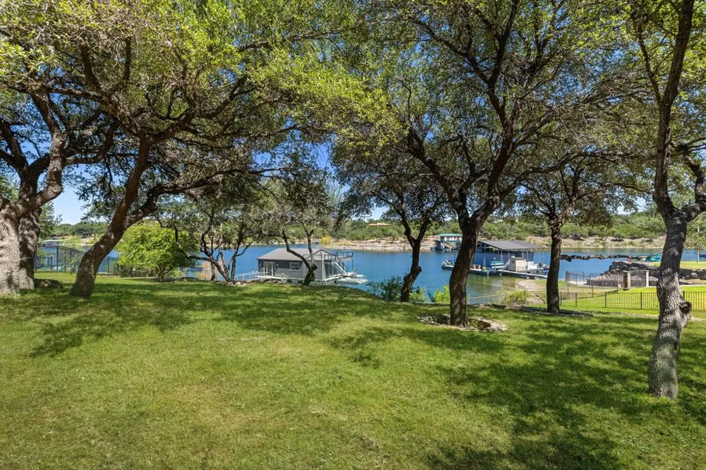 909 Brooks Hollow Road Lakeway, TX 78734