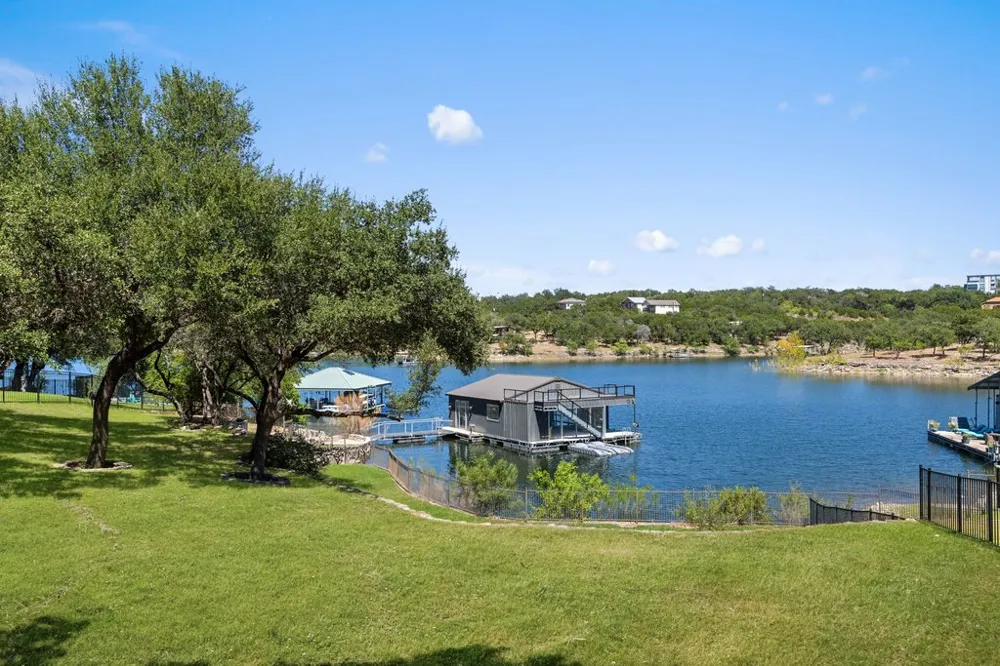 909 Brooks Hollow Road Lakeway, TX 78734