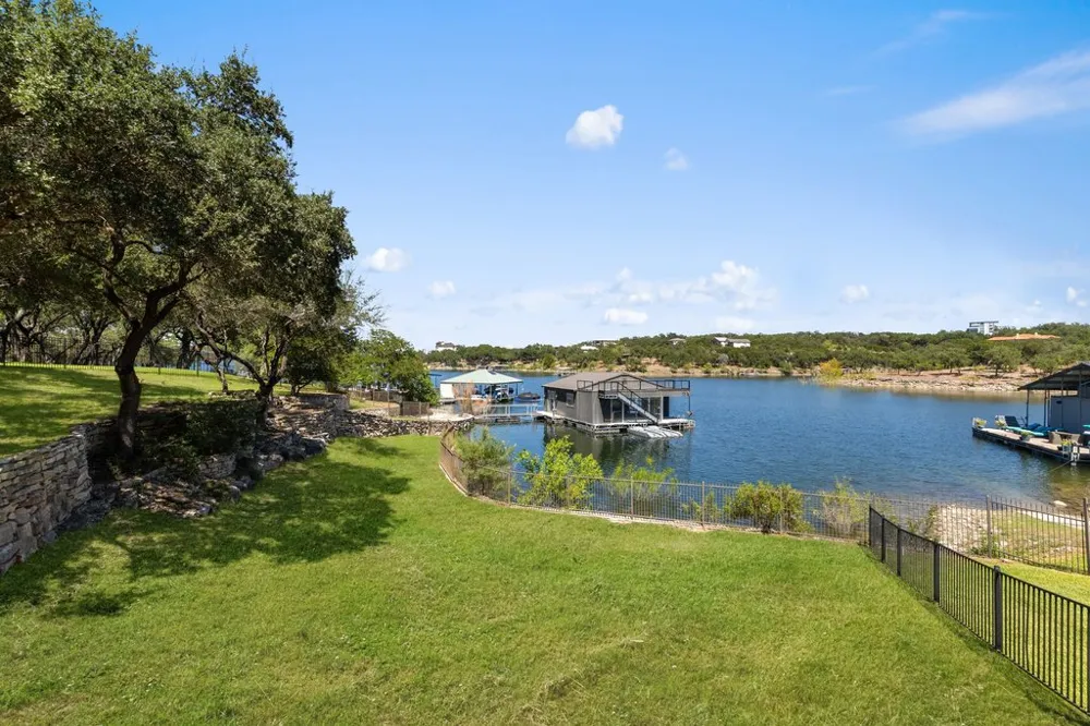 909 Brooks Hollow Road Lakeway, TX 78734