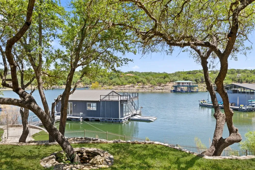 909 Brooks Hollow Road Lakeway, TX 78734