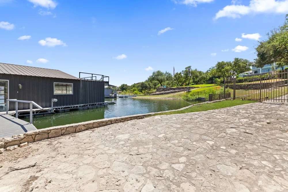 909 Brooks Hollow Road Lakeway, TX 78734