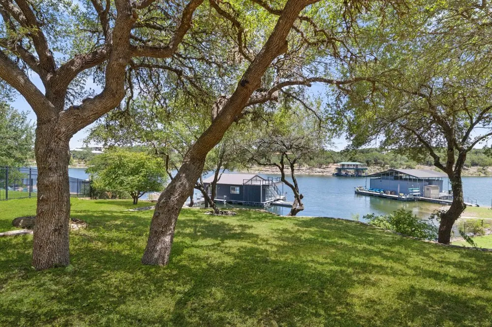 909 Brooks Hollow Road Lakeway, TX 78734