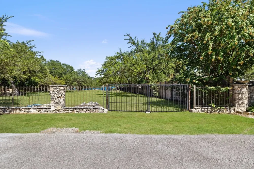 909 Brooks Hollow Road Lakeway, TX 78734