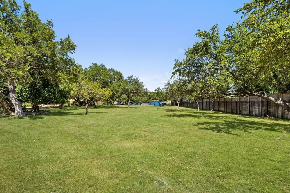 909 Brooks Hollow Road Lakeway, TX 78734