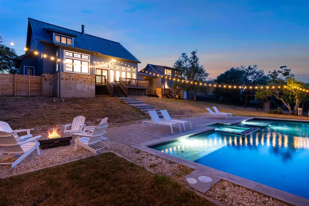 10512 Lake Park Drive Dripping Springs, TX 78620
