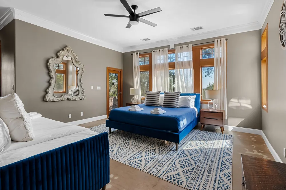 10512 Lake Park Drive Dripping Springs, TX 78620