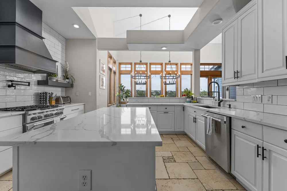 10512 Lake Park Drive Dripping Springs, TX 78620