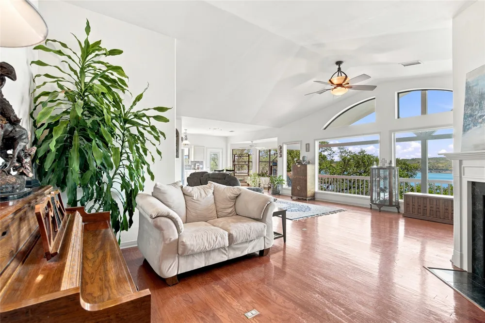 2406 Patriot Drive Lago Vista, TX 78645