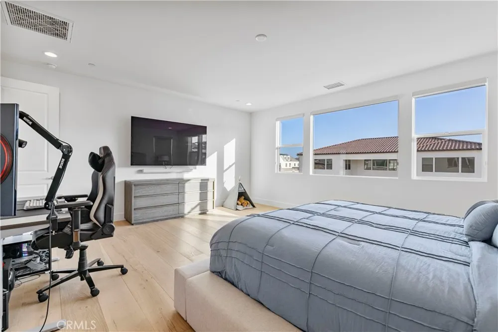 24152 West Corte Ala Valencia, CA 91354