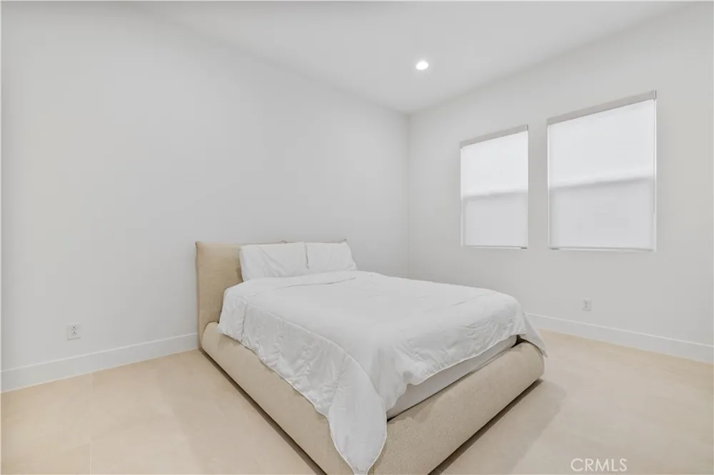 24152 West Corte Ala Valencia, CA 91354