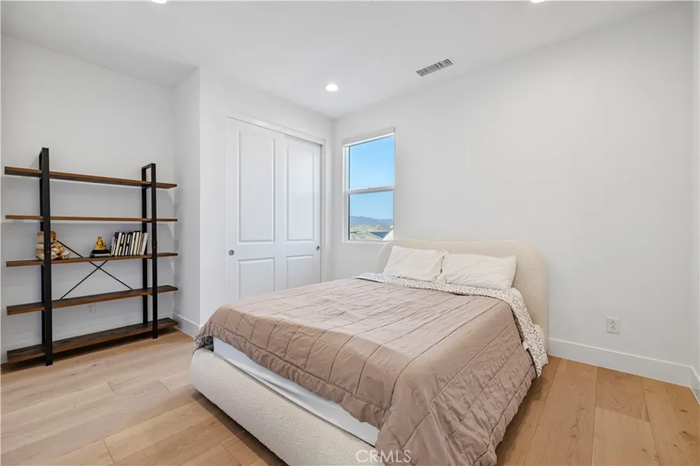 24152 West Corte Ala Valencia, CA 91354