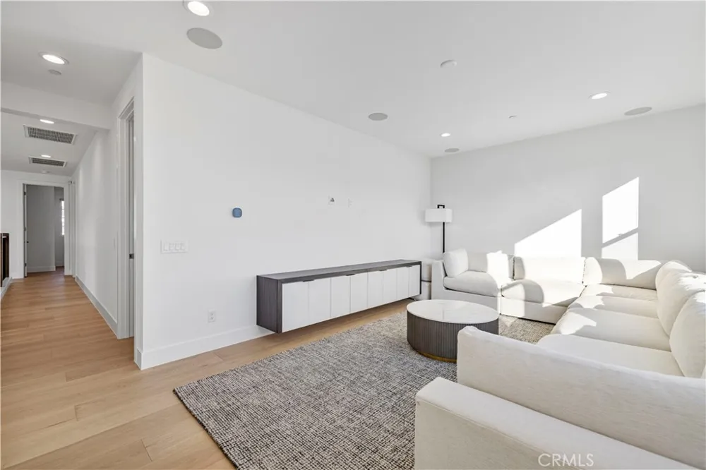 24152 West Corte Ala Valencia, CA 91354