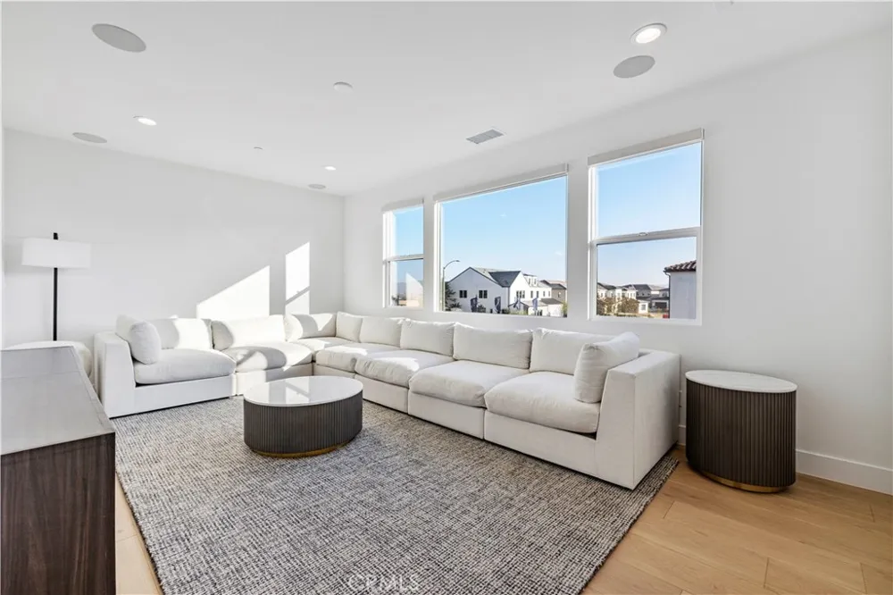 24152 West Corte Ala Valencia, CA 91354