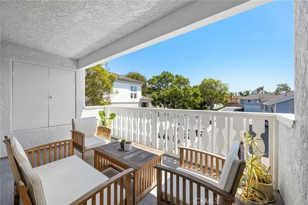 7841 Essex Drive #202 Huntington Beach, CA 92648
