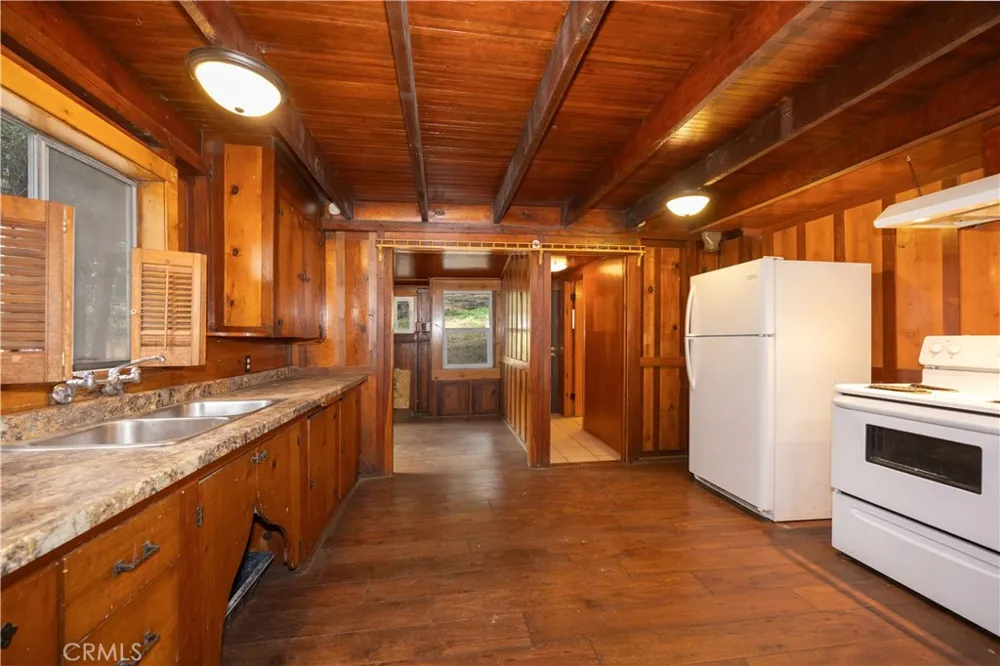 21855 Lakeland View Cedarpines Park, CA 92322