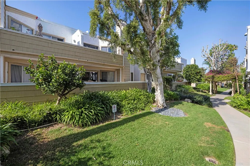 18408 Hatteras Street Tarzana, CA 91356