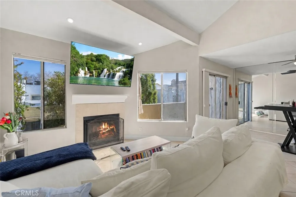 18408 Hatteras Street Tarzana, CA 91356