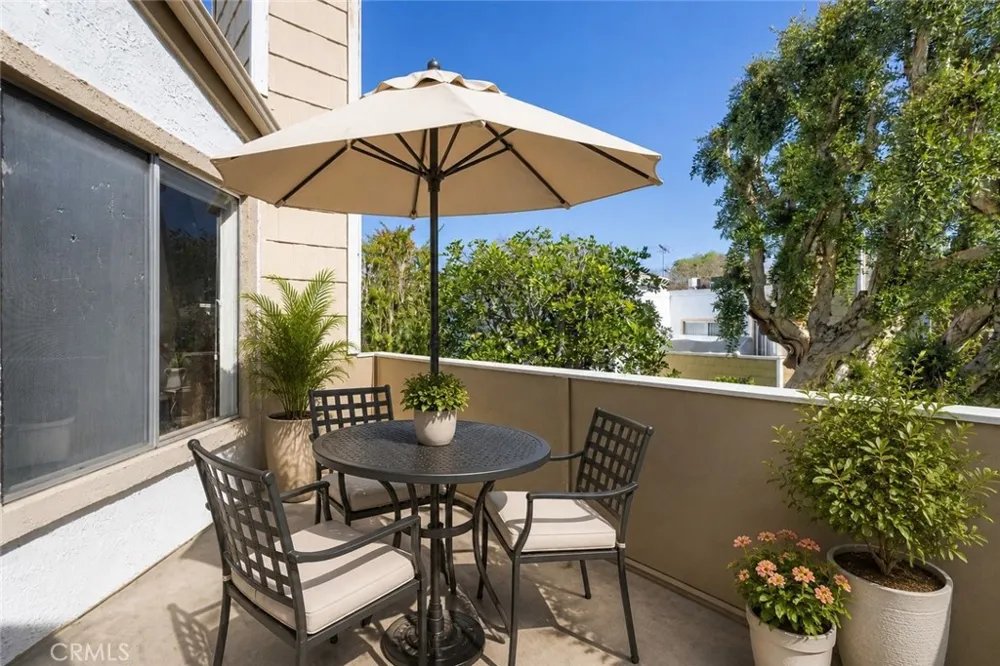 18408 Hatteras Street Tarzana, CA 91356