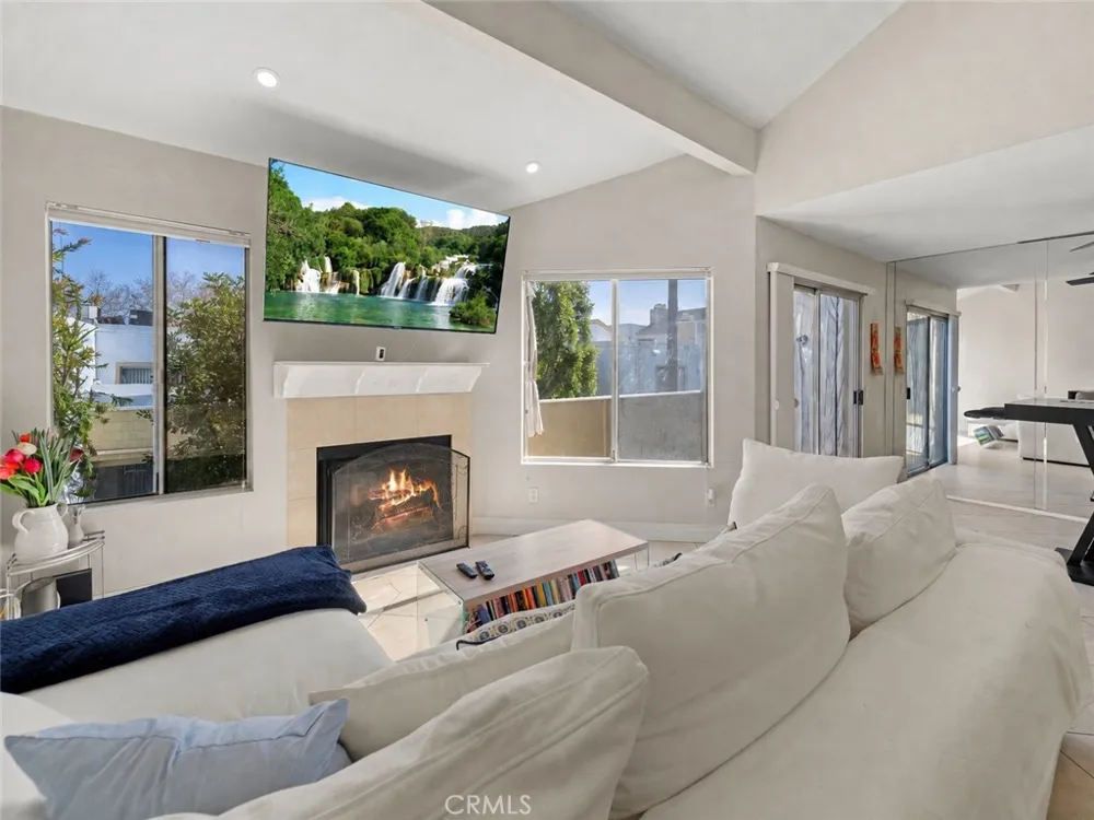 18408 Hatteras Street Tarzana, CA 91356