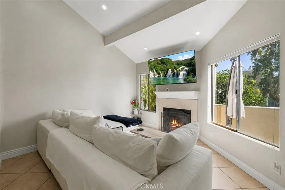 18408 Hatteras Street Tarzana, CA 91356