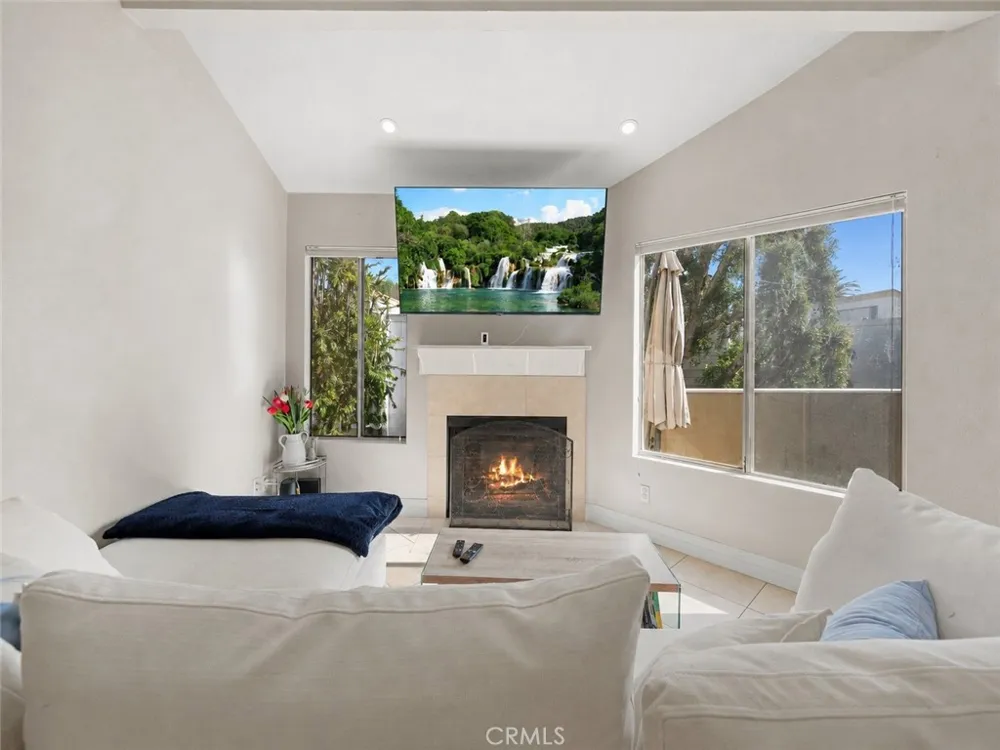 18408 Hatteras Street Tarzana, CA 91356