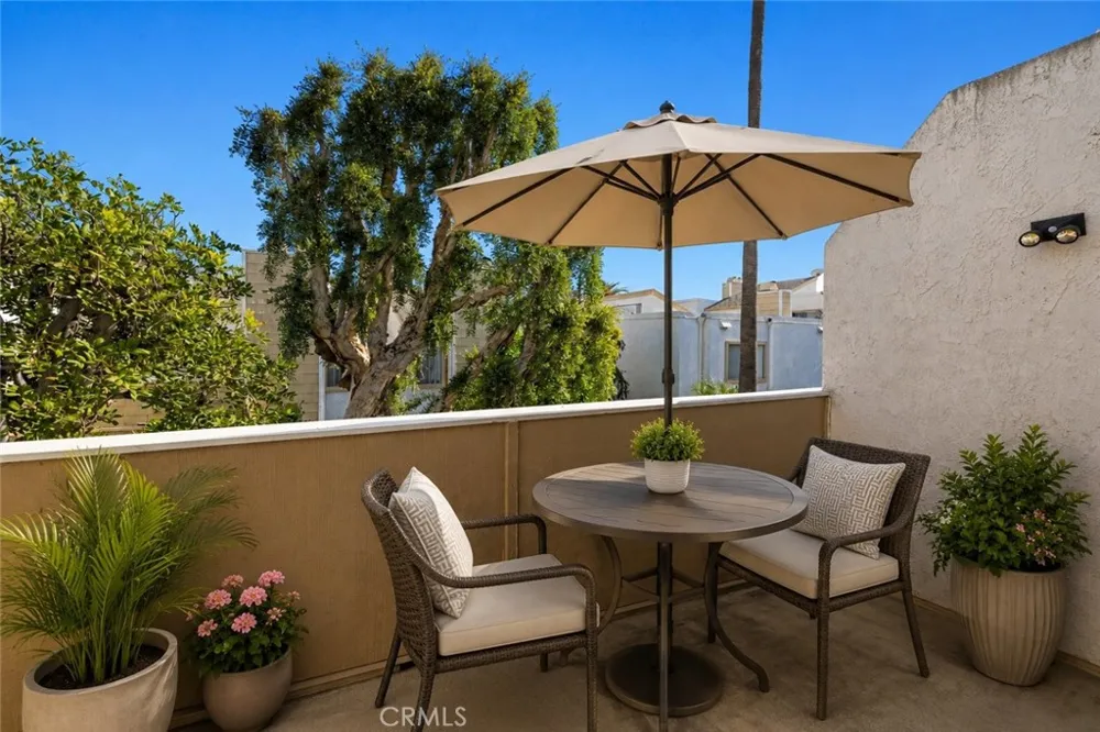 18408 Hatteras Street Tarzana, CA 91356