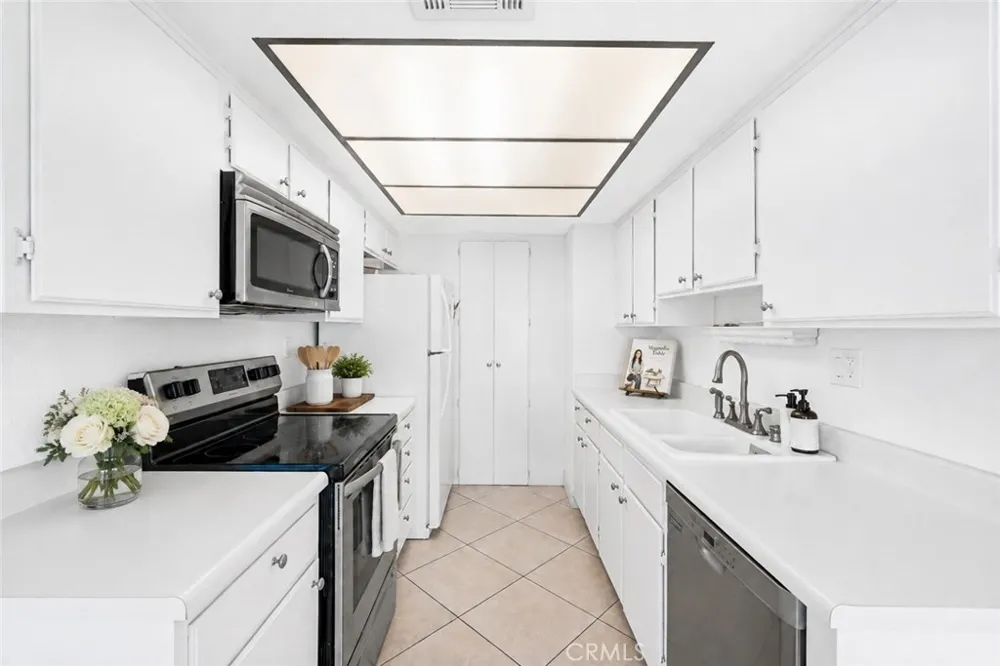 18408 Hatteras Street Tarzana, CA 91356