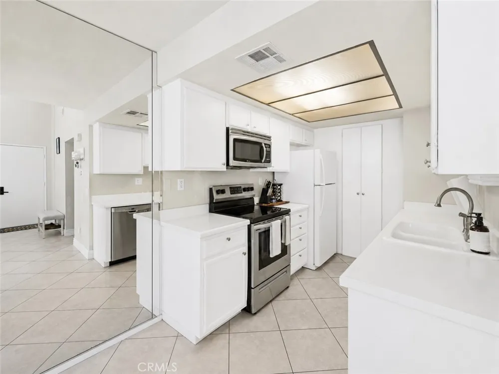 18408 Hatteras Street Tarzana, CA 91356