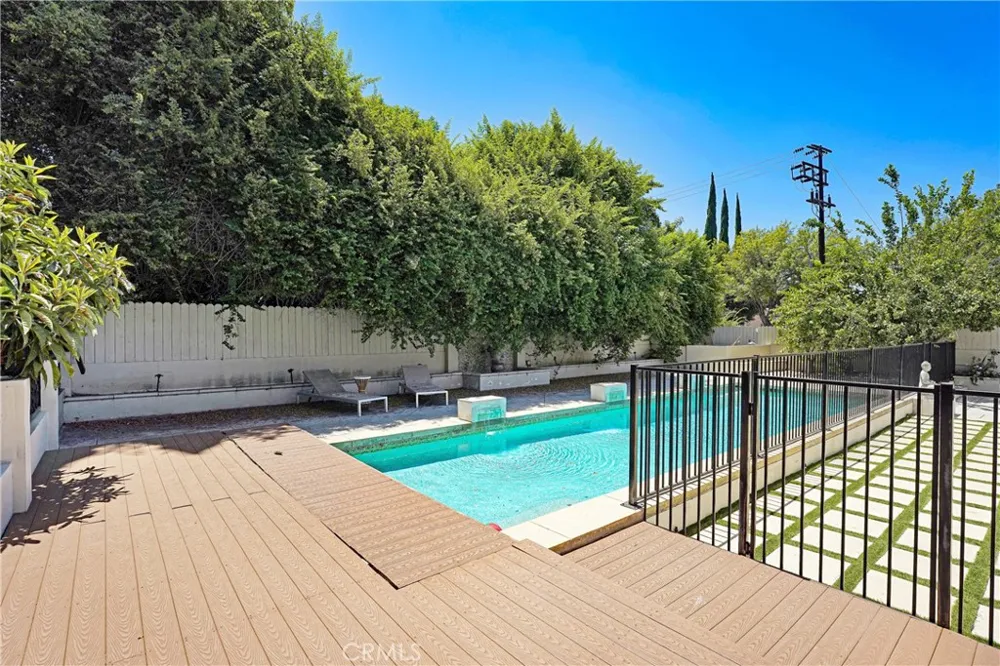 22450 Collins Woodland Hills, CA 91367