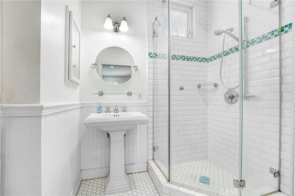 22450 Collins Woodland Hills, CA 91367