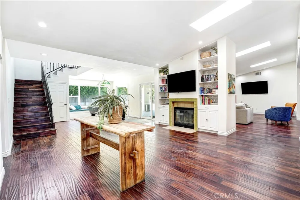 22450 Collins Woodland Hills, CA 91367