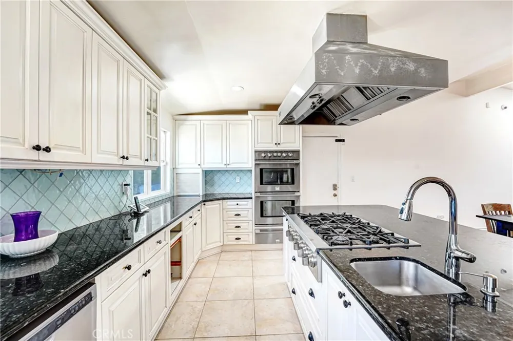 22450 Collins Woodland Hills, CA 91367