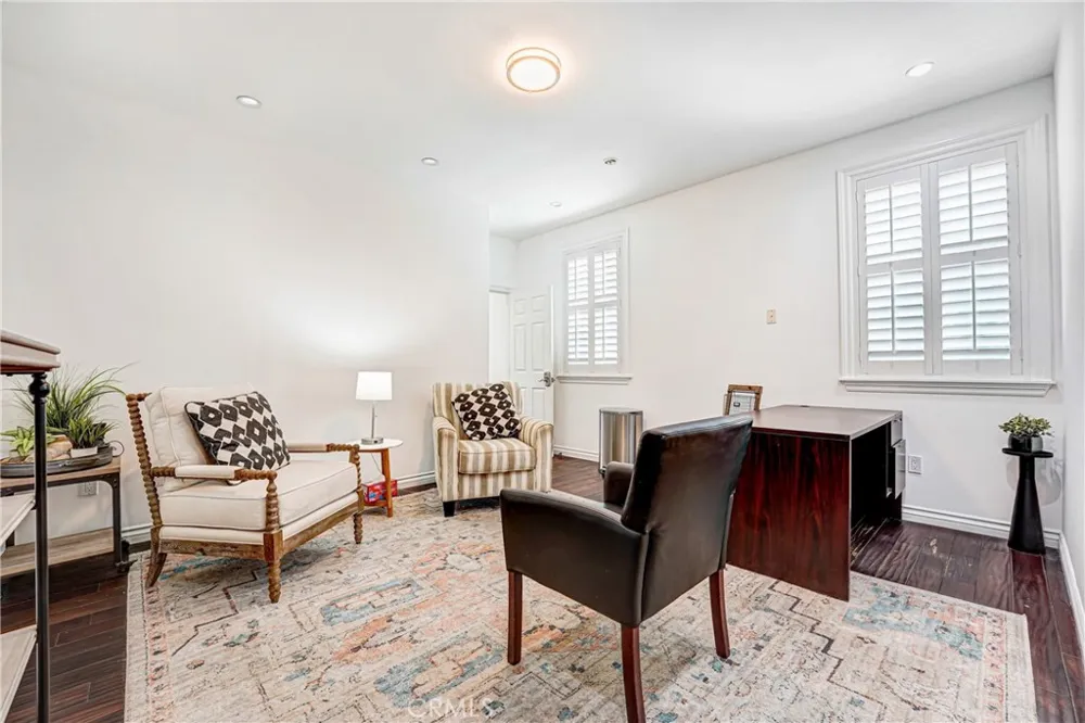 22450 Collins Woodland Hills, CA 91367