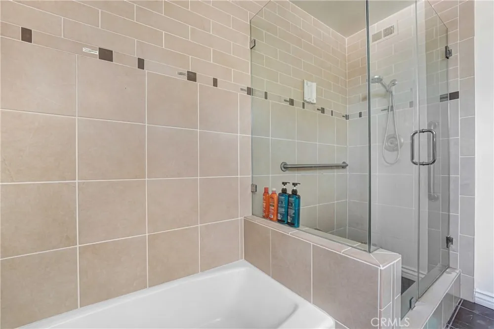 22450 Collins Woodland Hills, CA 91367
