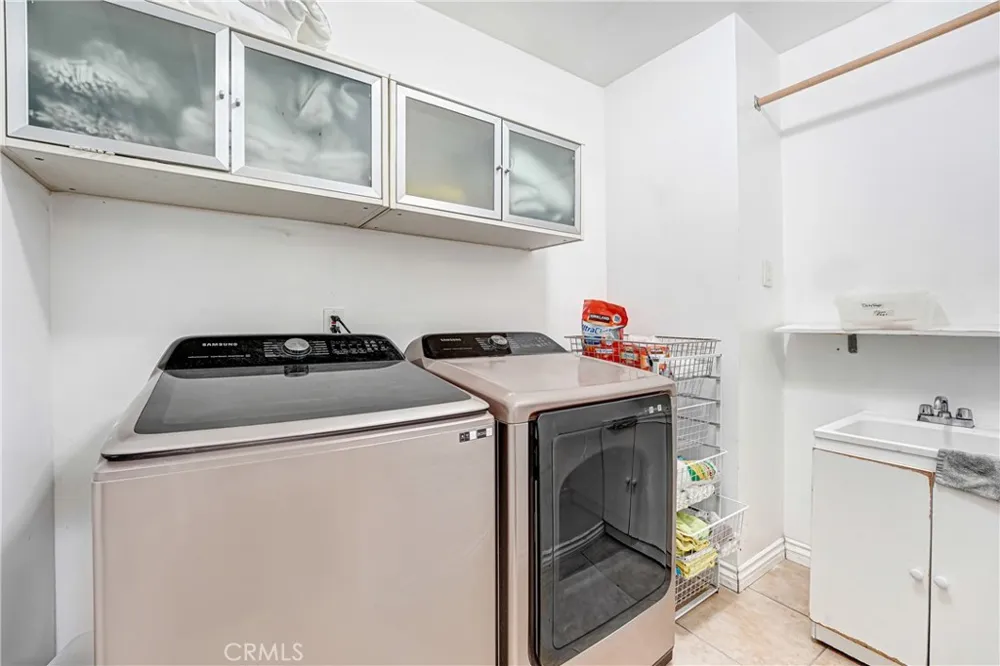 22450 Collins Woodland Hills, CA 91367