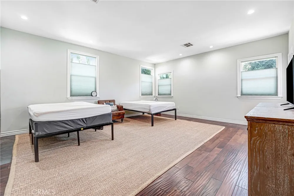 22450 Collins Woodland Hills, CA 91367