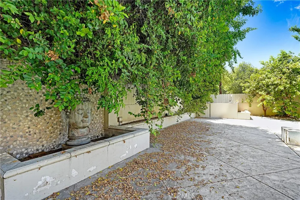 22450 Collins Woodland Hills, CA 91367