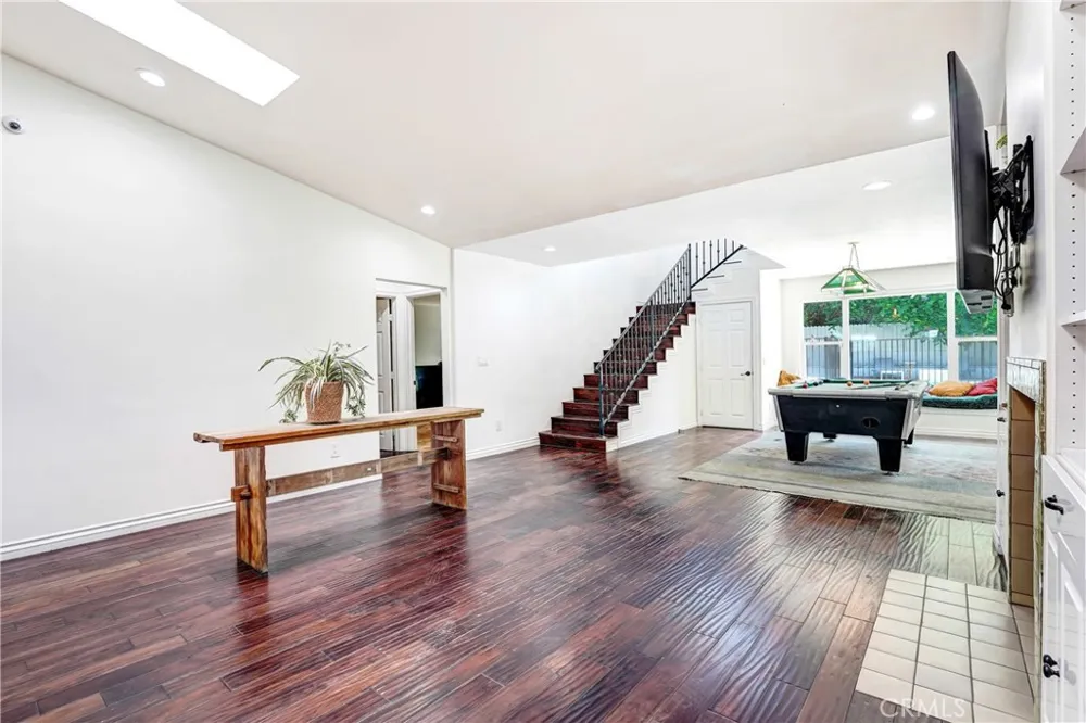 22450 Collins Woodland Hills, CA 91367