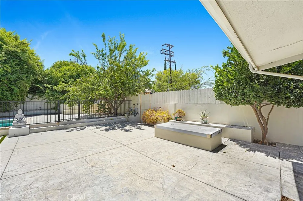 22450 Collins Woodland Hills, CA 91367