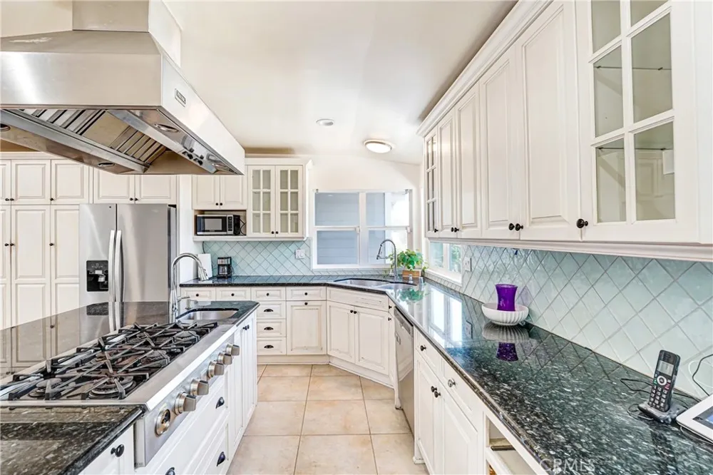 22450 Collins Woodland Hills, CA 91367