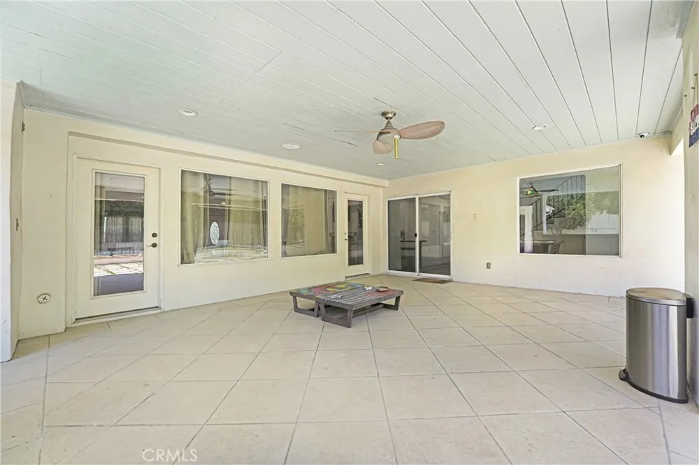 22450 Collins Woodland Hills, CA 91367