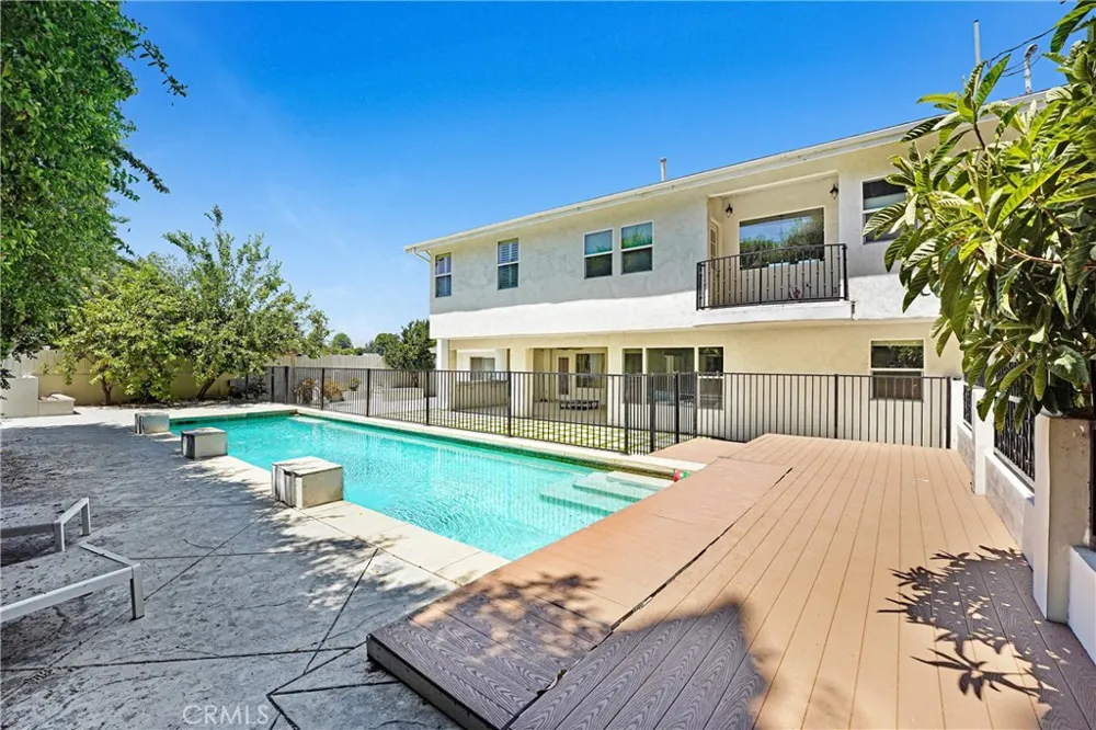 22450 Collins Woodland Hills, CA 91367
