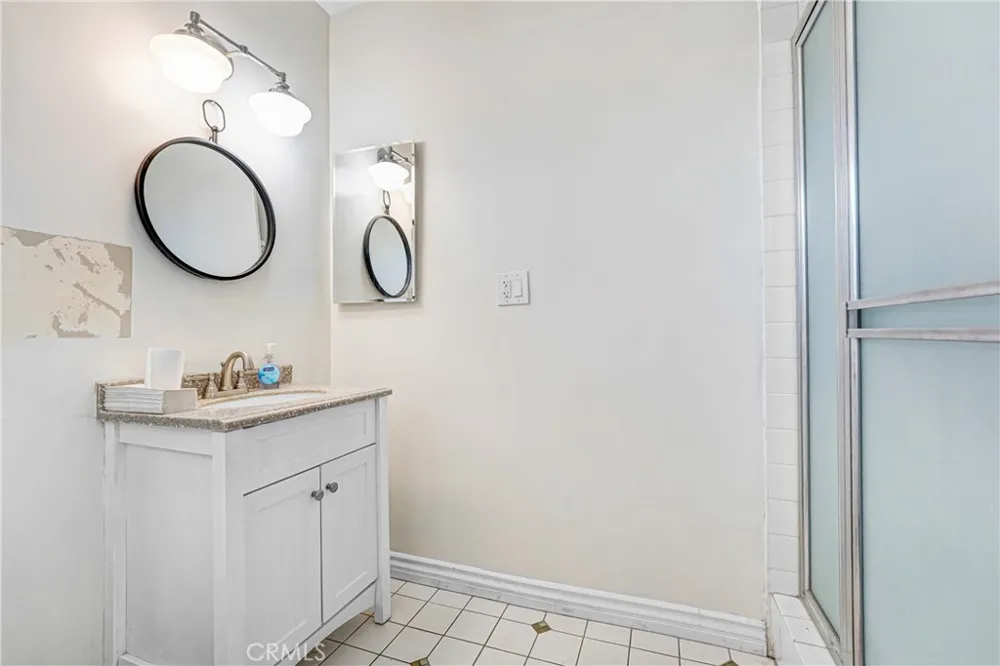 22450 Collins Woodland Hills, CA 91367