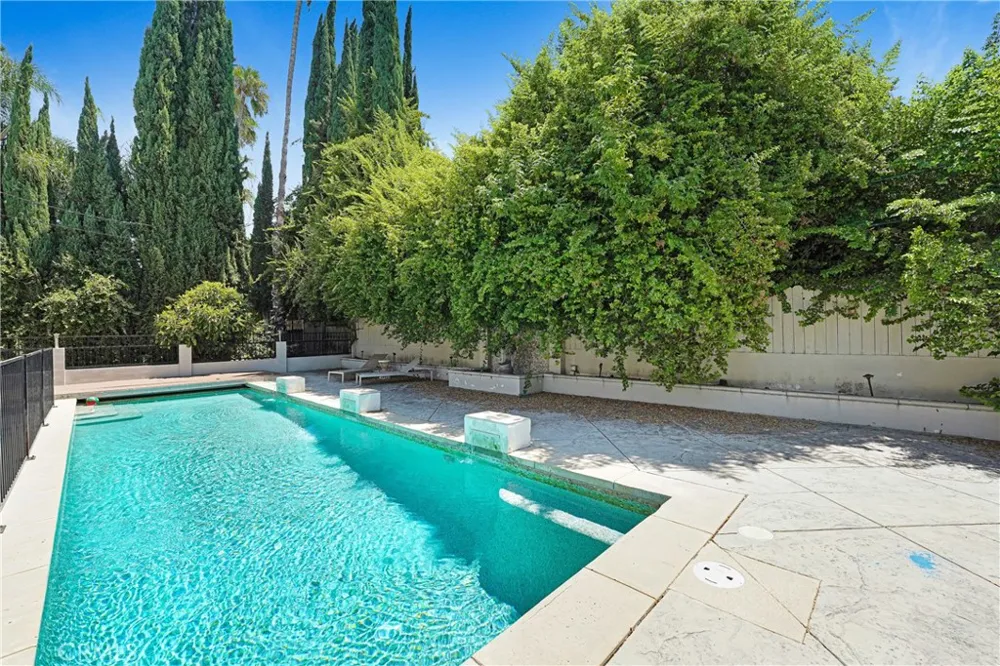22450 Collins Woodland Hills, CA 91367
