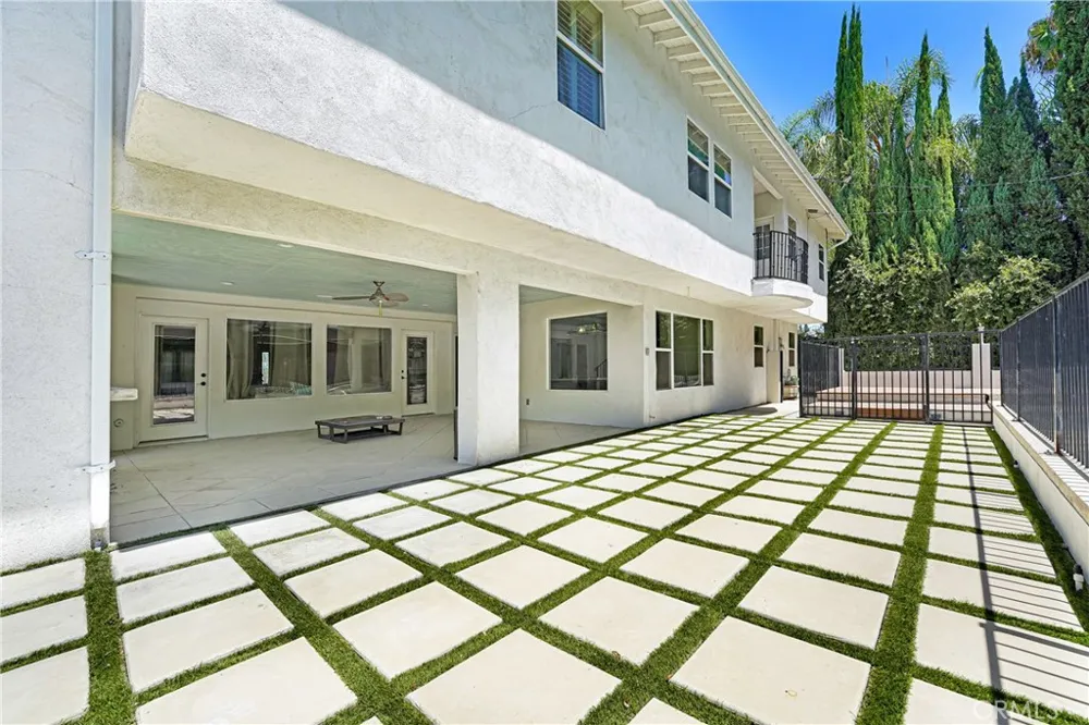 22450 Collins Woodland Hills, CA 91367