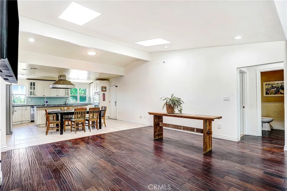 22450 Collins Woodland Hills, CA 91367