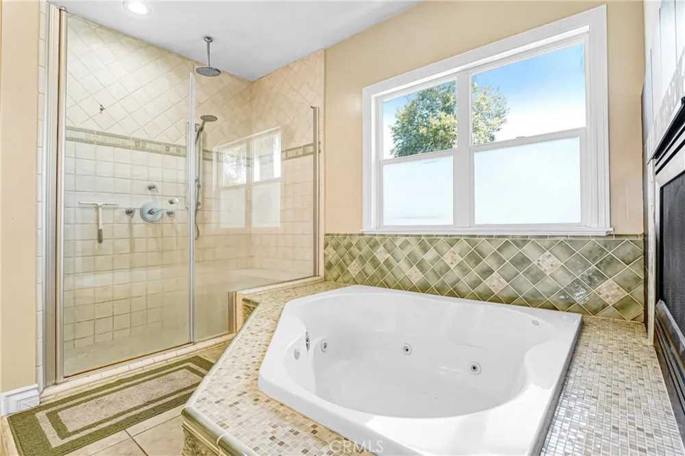 22450 Collins Woodland Hills, CA 91367